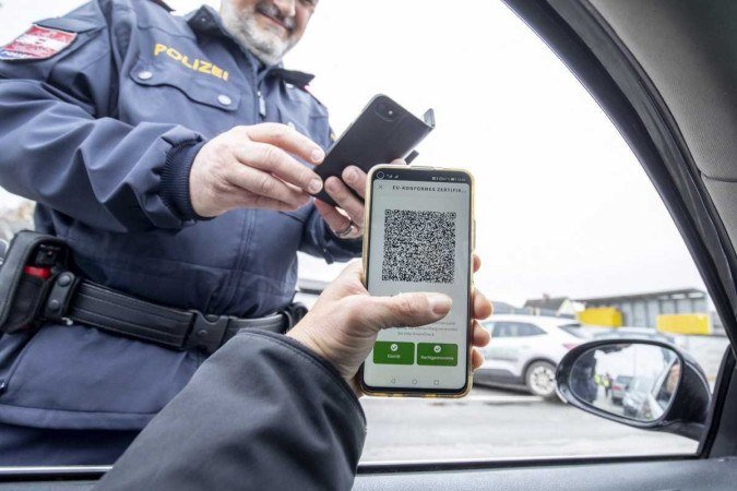 /Policial confere passaporte sanitário de motorista em Graz. Foto: AFP