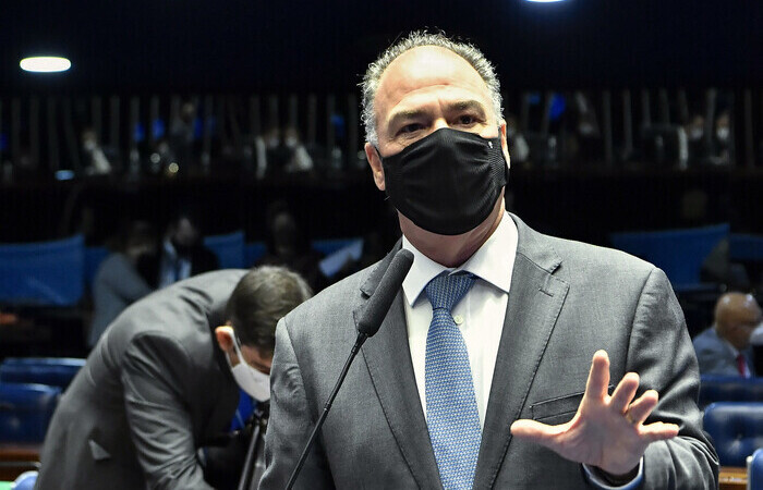 Fernando Bezerra (MDB-PE), que relata a PEC dos Precatórios, afirma que concorda com a proposta apresentada por grupo de senadores; texto original prevê que o benefício de R$ 400 seja pago até dezembro de 2022/Foto: Waldemir Barreto/Agência Senado Fernando Bezerra (MDB-PE), que relata a PEC dos Precatórios, afirma que concorda com a proposta apresentada por grupo de senadores; texto original prevê que o benefício de R$ 400 seja pago até dezembro de 2022/Foto: Waldemir Barreto/Agência Senado