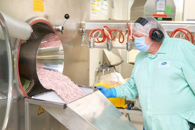 /Produ&ccedil;&atilde;o do antiviral em um laborat&oacute;rio da Alemanha: medida vai beneficiar na&ccedil;&otilde;es que somam 53% da popula&ccedil;&atilde;o mundial. Foto: AFP