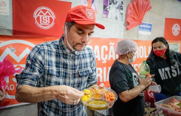"O camarão seco é uma comida popular e base de muitas receitas da culinária de terreiro", explicou a chef Bel Coelho/Foto: Guilherme Boulos/Facebook/Reprodução