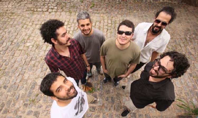 Malícia Champion, formada pelos artistas olindenses, Alexandre Urêa (vocal), Marconi Ribeiro (guitarra), André Macuim (baixo), Andret Papito (teclado), Charles Silva (bateria) e Irandê Ferreira (percussão)/Marília Morais/Divulgação
