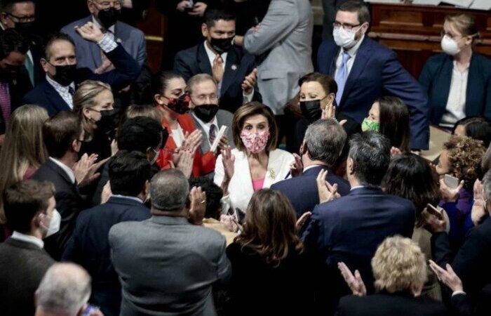 Nancy Pelosi, presidente da Câmara dos Representantes, comemora aprovação de pacote com os colegas democratas/Foto: Anna Moneymaker/AFP Nancy Pelosi, presidente da Câmara dos Representantes, comemora aprovação de pacote com os colegas democratas/Foto: Anna Moneymaker/AFP