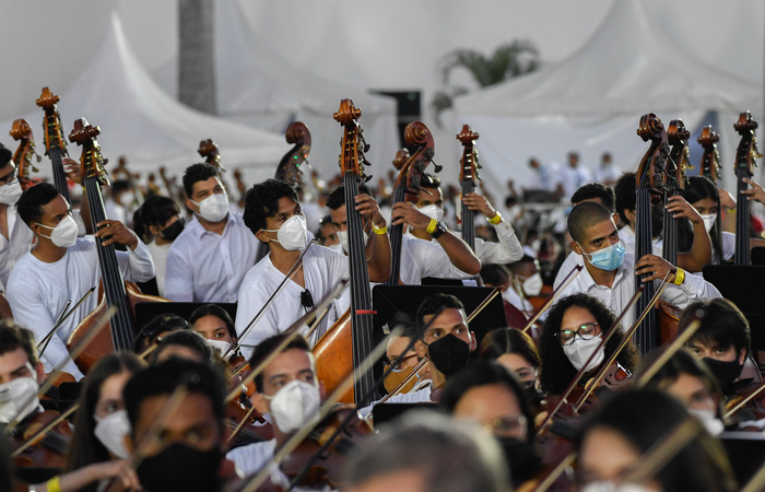 O país conseguiu reunir 12.000 músicos em um só espetáculo. Recorde anterior era da Rússia, com 8.000 músicos/Foto: Federico Parra/AFP O país conseguiu reunir 12.000 músicos em um só espetáculo. Recorde anterior era da Rússia, com 8.000 músicos/Foto: Federico Parra/AFP