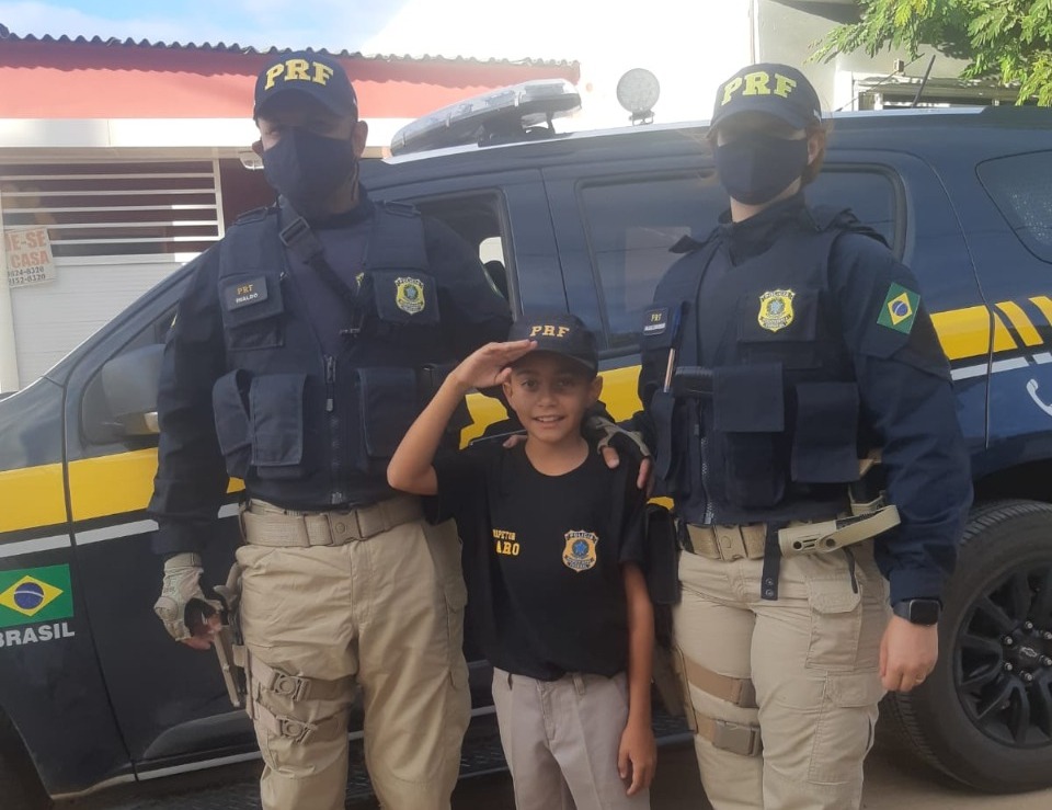 Aniversariante usou uniforme personalizado e conheceu de perto uma viatura policial./PRF/Divulgação Aniversariante usou uniforme personalizado e conheceu de perto uma viatura policial./PRF/Divulgação