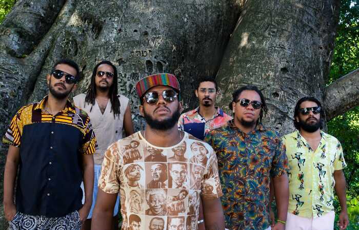 Às 20h, grupo musical de raízes afro-brasileiras se apresenta presencialmente no Centro do Recife/Foto: Divulgação Às 20h, grupo musical de raízes afro-brasileiras se apresenta presencialmente no Centro do Recife/Foto: Divulgação