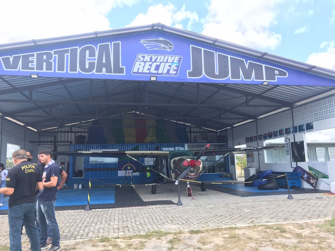 O Procon Pernambuco, juntamente com a Polícia Civil, através da Delegacia de Cruz de Rebuças, fiscalizaram o Aeródromo Coroa do Avião e interditaram por tempo indeterminado a empresa Vertical Jump Paraquedismo, responsável pelo salto realizado por meio de contratação particular./Procon-PE/Divulgação O Procon Pernambuco, juntamente com a Polícia Civil, através da Delegacia de Cruz de Rebuças, fiscalizaram o Aeródromo Coroa do Avião e interditaram por tempo indeterminado a empresa Vertical Jump Paraquedismo, responsável pelo salto realizado por meio de contratação particular./Procon-PE/Divulgação