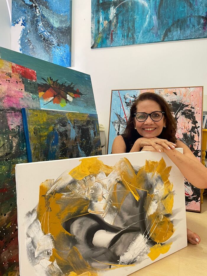 Rosário utiliza técnicas de pintura abstrata usando acrílico sobre tela