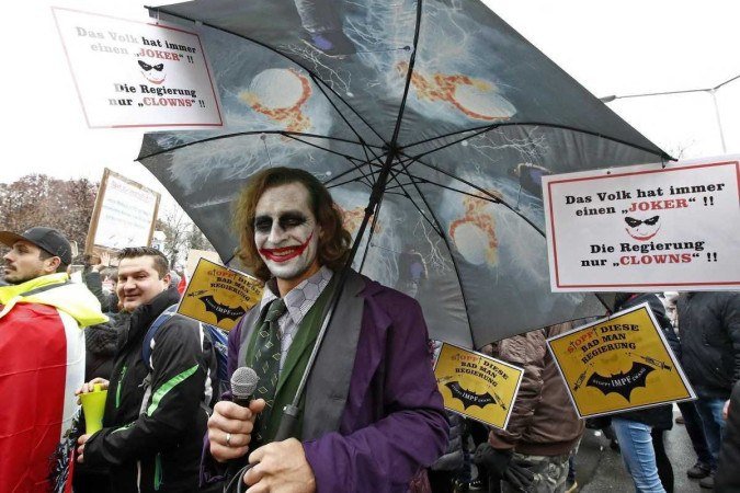 Manifestantes protestam contra medidas de restrição tomadas pelo governo de Áustria, em Klagenfurt: na contramão da ciência/Foto: Gert Eggenberger/AFP Manifestantes protestam contra medidas de restrição tomadas pelo governo de Áustria, em Klagenfurt: na contramão da ciência/Foto: Gert Eggenberger/AFP
