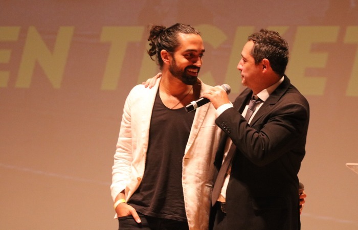 Gus Arruda Lins, diretor da websérie, recebe o prêmio que levará o projeto para Festival Queer X, em Los Angeles/Foto: Rio WebFest/Divulgação