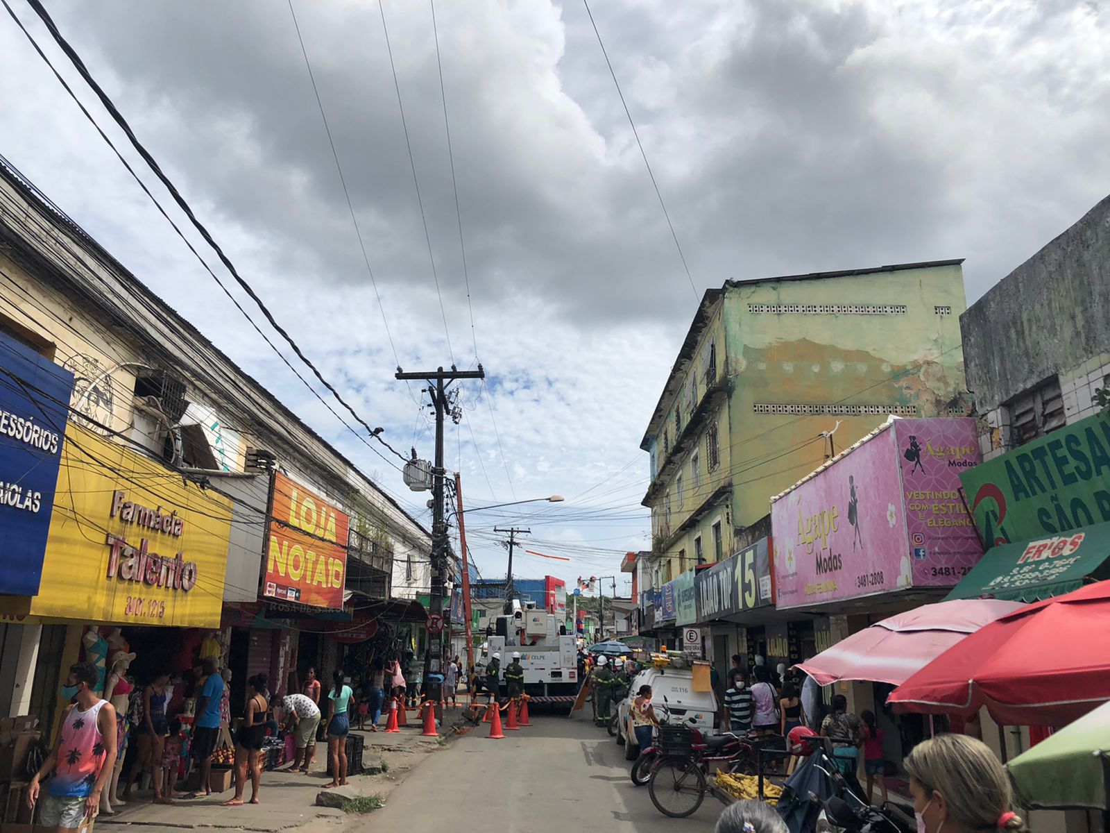 O rompimento de um cabo de energia atingiu e matou tr&ecirc;s pessoas no Beco da Col&ocirc;nia, em Jaboat&atilde;o Centro./Fabson Gabriel/Especial DP