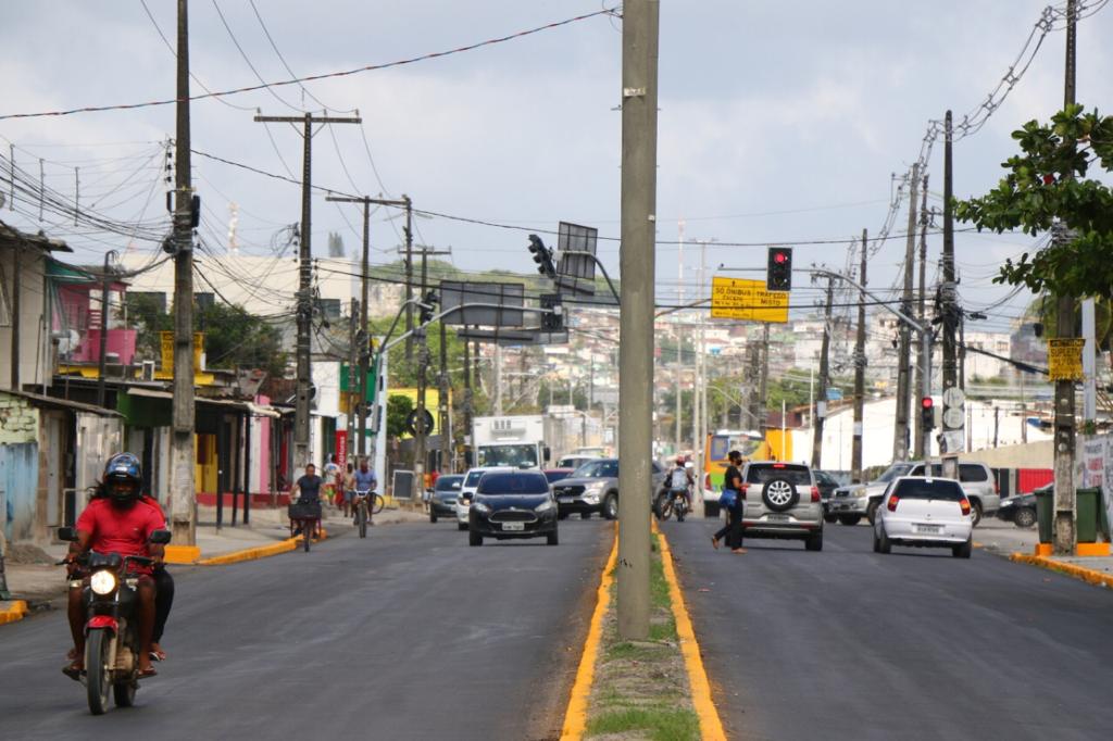 Trecho de 1,5km est&aacute; na fase final de trabalhos, que inclui o recapeamento da via./Fotos: Sandro Barros/Secom Olinda