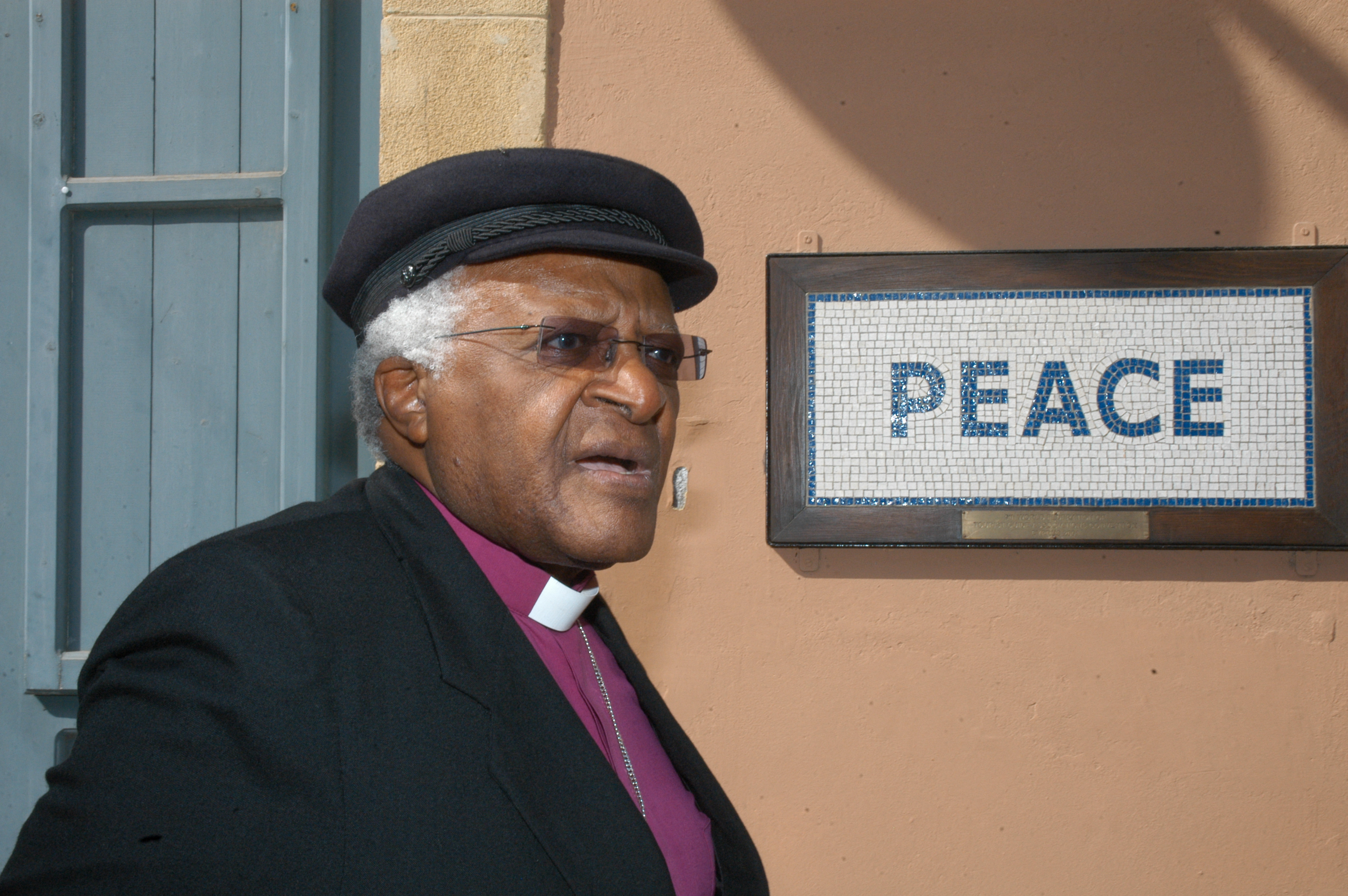 Desmond Tutu foi considerado a 'consciência moral' da África do Sul, um pessoa que ajudou a derrubar o apartheid e depois empregou sua energia a serviço da reconciliação do país e dos direitos humanos./STEFANOS KOURATZIS / AFP