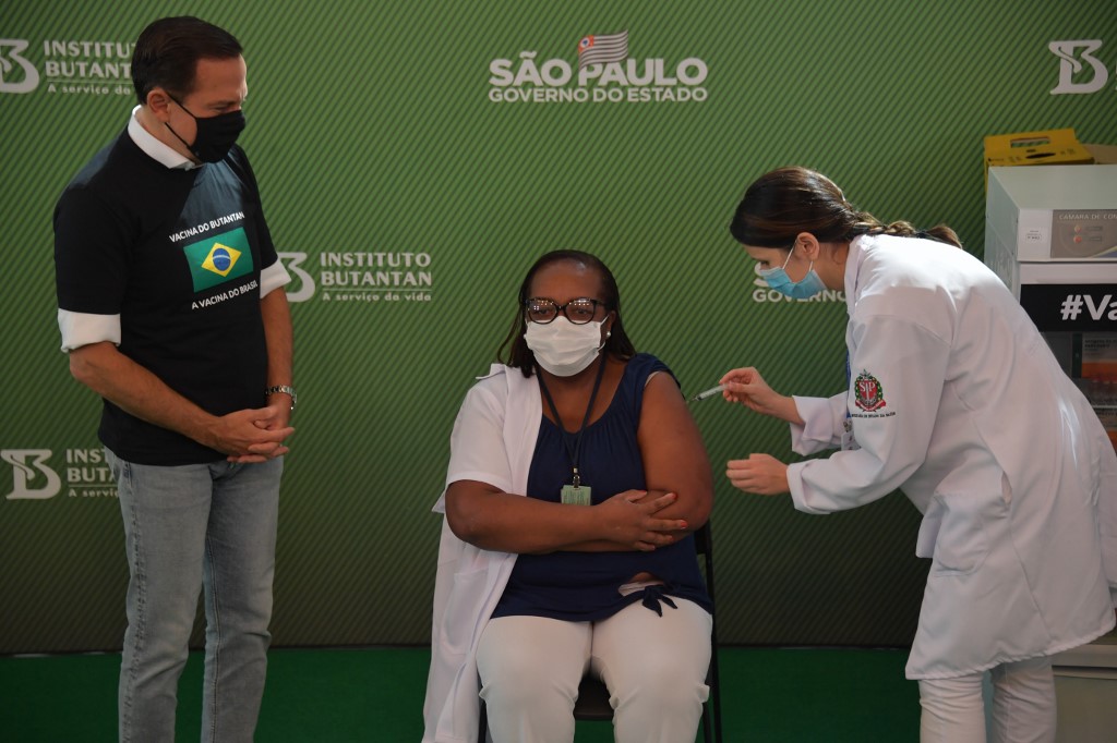/Brasil encerra ano com mais de 75% da população vacinada com pelo menos uma dose depois de enfrentar o pior momento da pandemia em 2021. Foto: Nelson Almeida/AFP