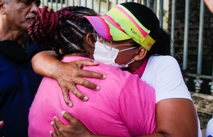 Mirtes Renata, mãe do menino Miguel, abraça Lucinha, mãe da menina Beatriz, em solidariedade e apoio ao caso