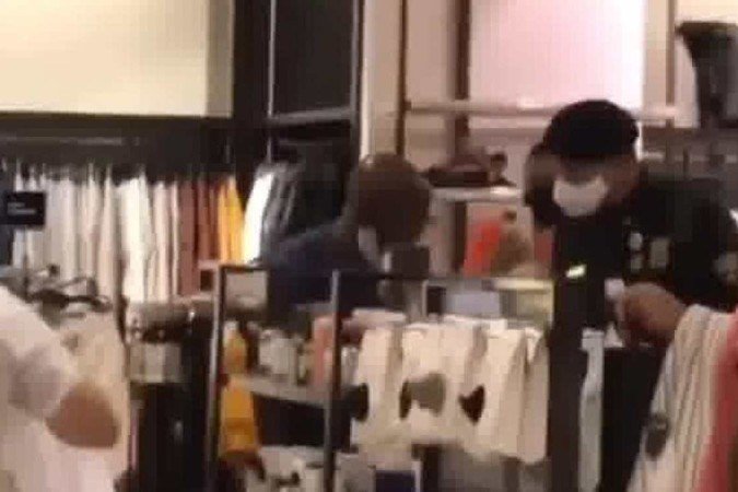 /Cliente já teria saído da loja, mas foi pedido pelos funcionários que ele retornasse e mostrasse a mochila e nota fiscal ao segurança do shopping. Foto: Redes Sociais/Reprdoução /Cliente já teria saído da loja, mas foi pedido pelos funcionários que ele retornasse e mostrasse a mochila e nota fiscal ao segurança do shopping. Foto: Redes Sociais/Reprdoução