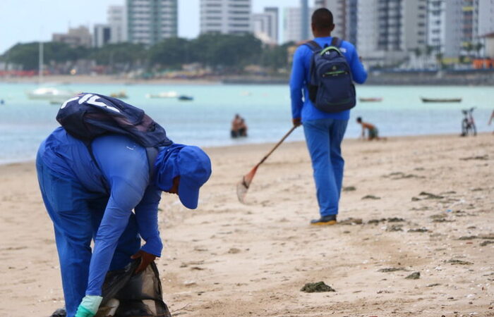 /Serviço inclui varrição e coleta de lixo. Foto:Sandro Barros/ Secom Olinda.