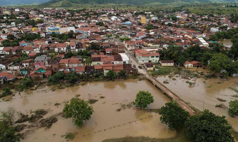 /Bahia sofre com chuvas; governador quer ajuda vinda de todas as partes do mundo; na foto, a cidade de Itambé. Foto: RICARDO DUTRA / AFP