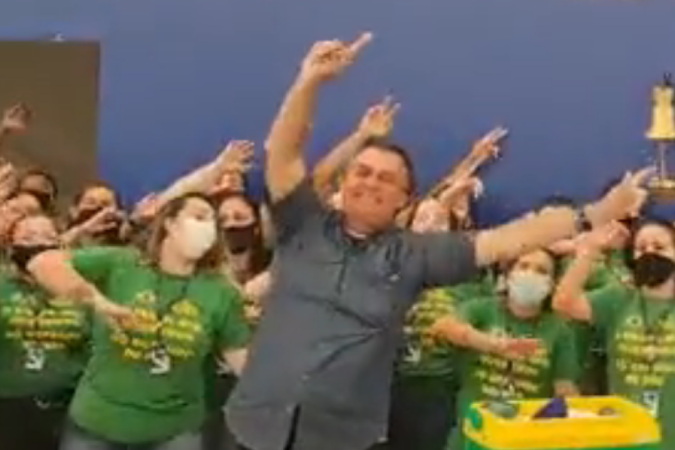 /O presidente ainda dançou junto com o grupo ao som do grito de guerra da loja balançando os braços com os indicadores para o alto. Foto: Reprodução / Redes Sociais /O presidente ainda dançou junto com o grupo ao som do grito de guerra da loja balançando os braços com os indicadores para o alto. Foto: Reprodução / Redes Sociais
