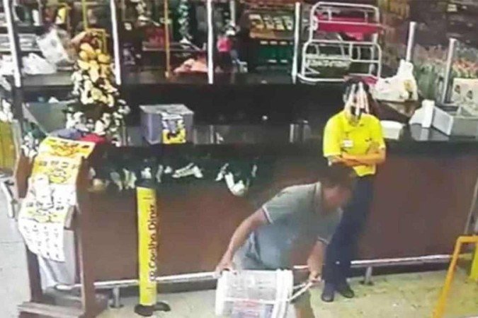 /Após o ato, funcionários do local tentaram conter o homem, mas não conseguiram e ele fugiu; Ninguém ficou ferido. Foto: Reprodução Câmera de Segurança/PM/Divulgação