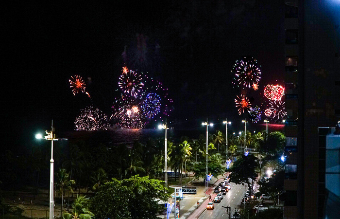 /Prefeitura do Recife organizou nove pontos descentralizados na cidade para a queima de fogos sem estampidos. Na Orla da cidade, carros de som veicularam uma trilha sonora especial para marcar a virada do ano. Espetáculo foi transmitido pelo YouTube da Prefeitura do Recife. Fotos: Lula Carneiro/PCR.