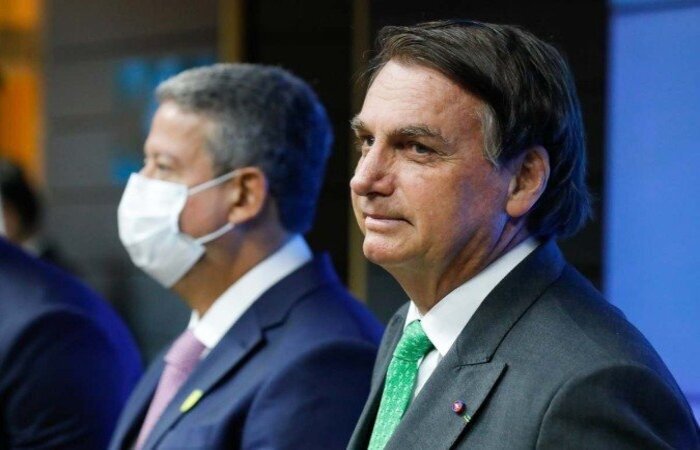 Especialistas avaliam que se o presidente continuar derretendo nas pesquisas de intenção de voto, Centrão vai debandar do governo, em nome das eleições de outubro/José Cruz/Agência Brasil Especialistas avaliam que se o presidente continuar derretendo nas pesquisas de intenção de voto, Centrão vai debandar do governo, em nome das eleições de outubro/José Cruz/Agência Brasil