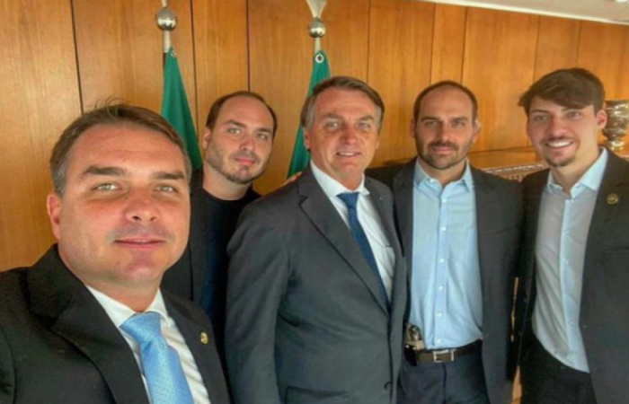Para tentar se blindar, o presidente avisa que, nos debates, não aceitará questionamentos sobre enrascadas da família/Reprodução/ Redes Sociais Para tentar se blindar, o presidente avisa que, nos debates, não aceitará questionamentos sobre enrascadas da família/Reprodução/ Redes Sociais