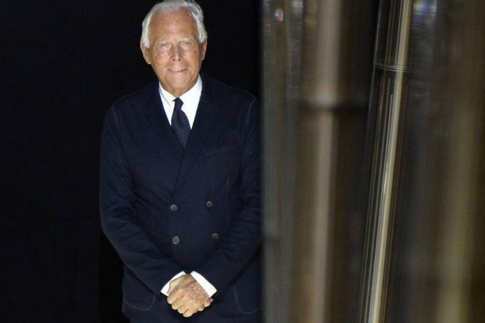 O famoso estilista italiano Giorgio Armani anunciou o cancelamento dos desfiles programados para janeiro em Milão e Paris/Foto: Miguel Medina/AFP O famoso estilista italiano Giorgio Armani anunciou o cancelamento dos desfiles programados para janeiro em Milão e Paris/Foto: Miguel Medina/AFP