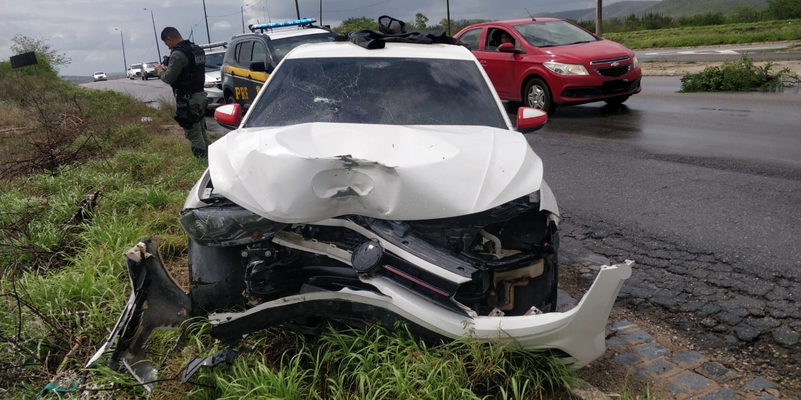 Ninguém ficou ferido no acidente; motorista saiu do local antes da chegada da polícia./PRF/Divulgação Ninguém ficou ferido no acidente; motorista saiu do local antes da chegada da polícia./PRF/Divulgação