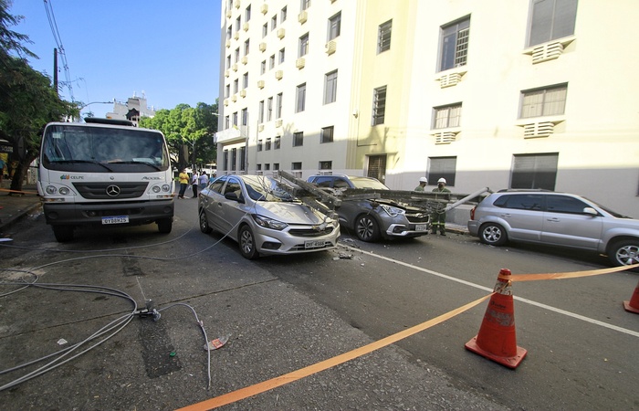 /Ninguém ficou ferido em queda de poste na Rua do Imperador, centro do Recife. Foto: Romulo Chico. /Ninguém ficou ferido em queda de poste na Rua do Imperador, centro do Recife. Foto: Romulo Chico.