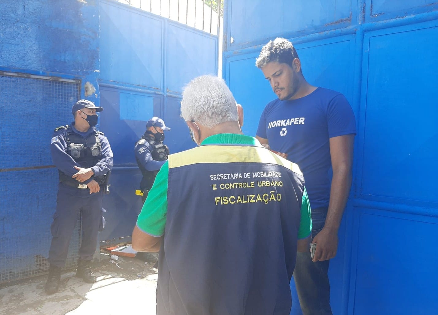 /Ação contou com apoio da Polícia Militar e resultou em notificações por falta de alvará e ocupação irregular do espaço público. Foto: Secon/Divulgação. /Ação contou com apoio da Polícia Militar e resultou em notificações por falta de alvará e ocupação irregular do espaço público. Foto: Secon/Divulgação.