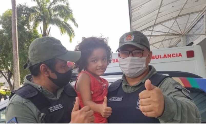 Mais uma criança vítima de engasgo foi salva por policiais militares, nesta quinta-feira./PMPE/Divulgação Mais uma criança vítima de engasgo foi salva por policiais militares, nesta quinta-feira./PMPE/Divulgação