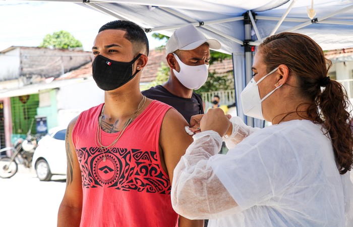 /Cinco postos de vacinação nos principais shoppings da cidade seguem com vacinação sem agendamento, de segunda a sábado, das 10h às 20h, e aos domingos, das 12h às 20h. Foto: IKAMAHÃ / SECRETARIA DE SAÚDE DO RECIFE.