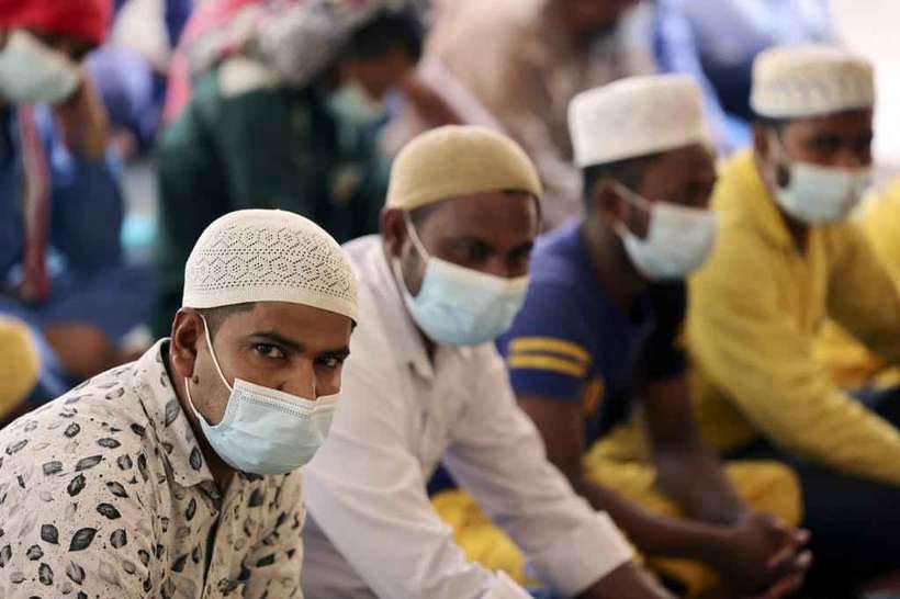 /Muçulmanos oram usando máscaras em Dubai. Foto: Karim SAHIB / AFP