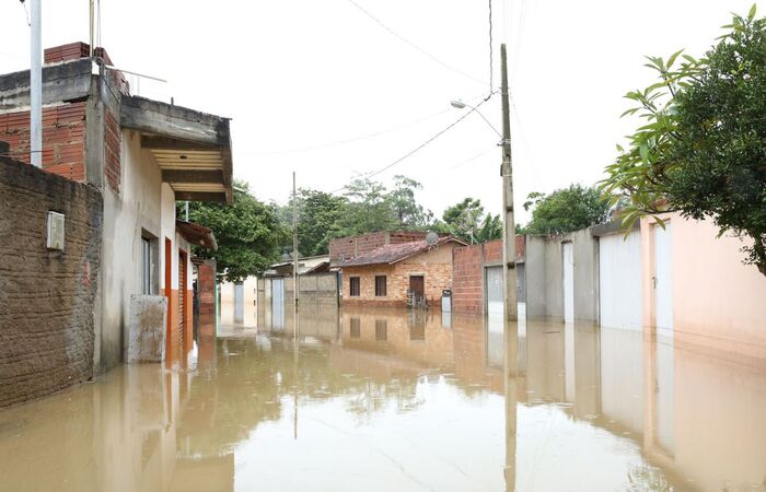 Moradores de Itabuna e Itororó, municípios diretamente atingidos pelas fortes chuvas, poderão retirar o benefício sem necessidade de ir até uma agência da Caixa/Foto: Gil Leonardi/Agência Brasil Moradores de Itabuna e Itororó, municípios diretamente atingidos pelas fortes chuvas, poderão retirar o benefício sem necessidade de ir até uma agência da Caixa/Foto: Gil Leonardi/Agência Brasil