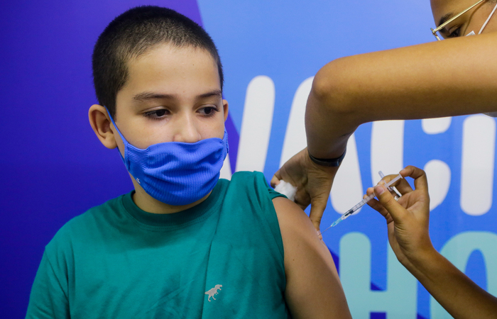 /Após se vacinar, garotada no Recife recebe um certificado de "criança supervacinada" e tem momento de recreação. Foto: Rafael Vieira. /Após se vacinar, garotada no Recife recebe um certificado de "criança supervacinada" e tem momento de recreação. Foto: Rafael Vieira.
