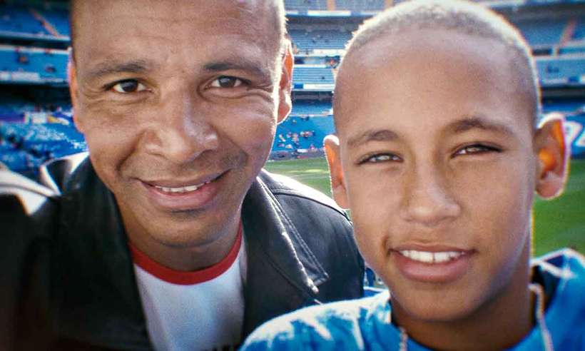Discussão dos dois está entre as cenas da atração da Netflix, que estreia terça (25). Craque abriu até seu quarto para o diretor David Charles Rodrigues. Na foto, o pai e filho nos tempos em que o garoto paulista ainda era promessa do futebol brasileiro./Netflix/Divulgação Discussão dos dois está entre as cenas da atração da Netflix, que estreia terça (25). Craque abriu até seu quarto para o diretor David Charles Rodrigues. Na foto, o pai e filho nos tempos em que o garoto paulista ainda era promessa do futebol brasileiro./Netflix/Divulgação