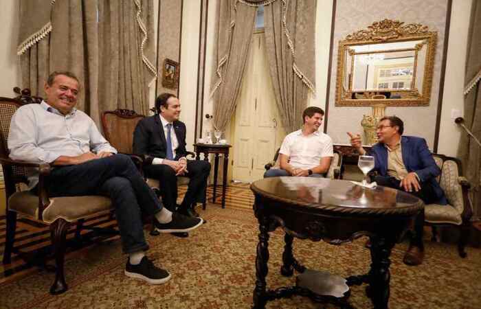Reuni&atilde;o aconteceu no gabinete do Governador Paulo C&acirc;mara nesta sexta-feira (11)/Foto: Redes Sociais Paulo C&acirc;mara