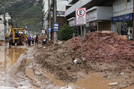 Trabalhos de desobstrução na Rua Teresa, bloqueada pela lama de deslizamentos de terra durante chuvas em Petrópolis.