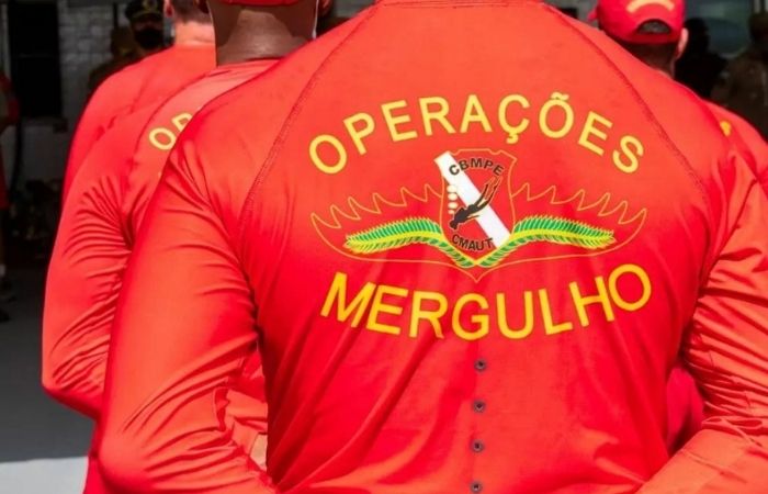 Homens iniciaram rota pelo mar do Cabo de Santo Agostinho por volta das 6h deste domingo/Corpo de Bombeiros Homens iniciaram rota pelo mar do Cabo de Santo Agostinho por volta das 6h deste domingo/Corpo de Bombeiros