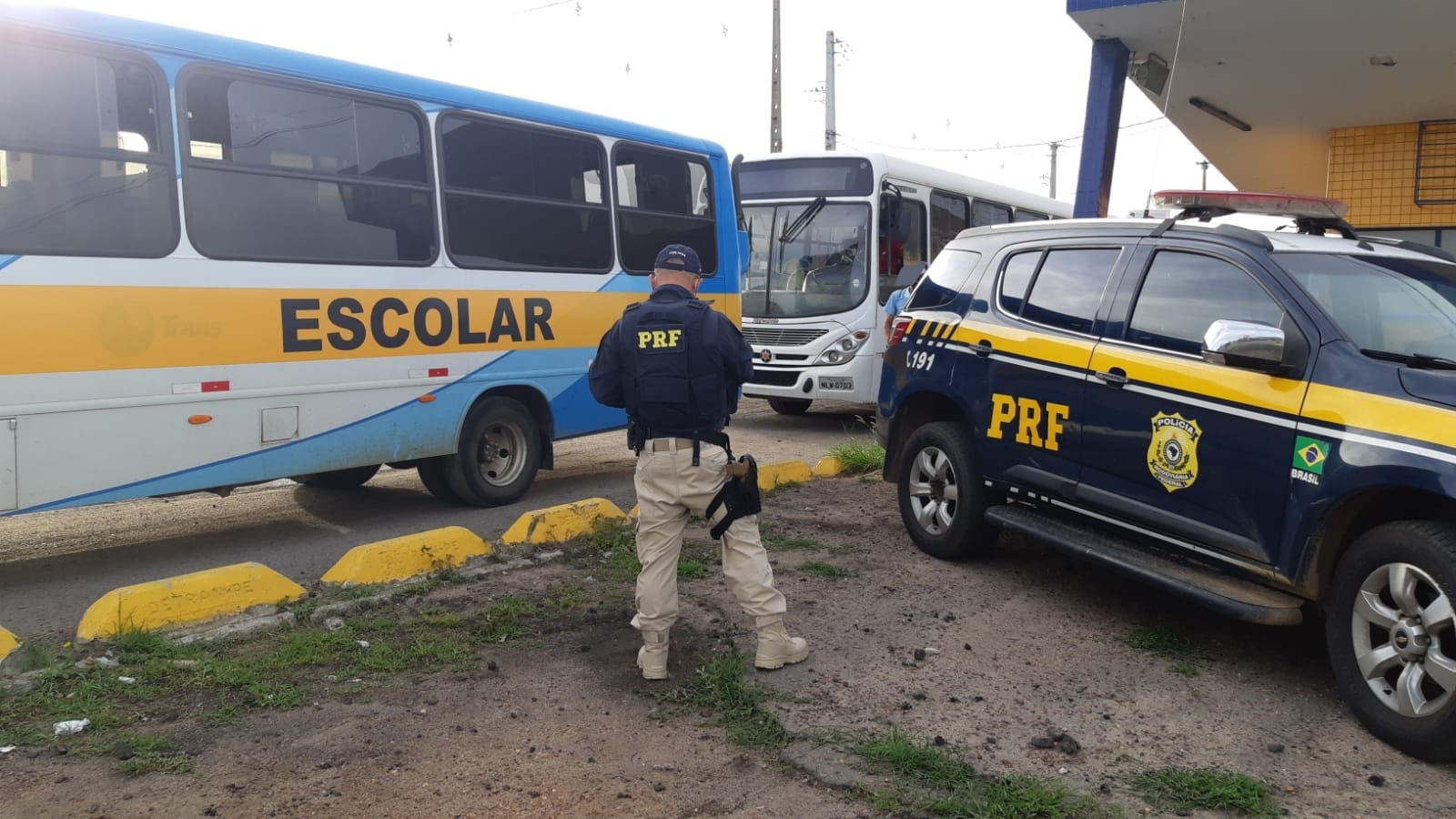 Falta do cinto de seguran&ccedil;a, aus&ecirc;ncia do curso para o transporte de escolares e do certificado de vistoria do Detran foram algumas infra&ccedil;&otilde;es verificadas./PRF/Divulga&ccedil;&atilde;o