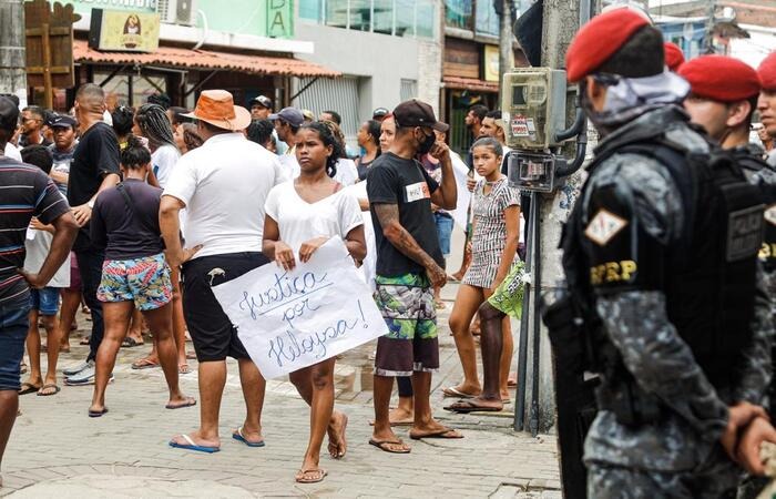 Fam&iacute;lias levaram crian&ccedil;as que estudavam com Heloysa para protestar e pedir justi&ccedil;a/Rafael Vieira/DP Foto