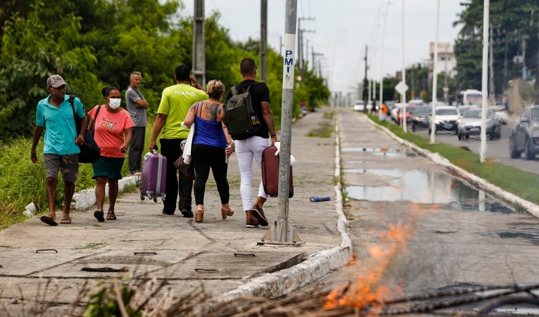 Durante fechamento das vias de acesso, alguns turistas foram obrigados a carregar suas malas à mão