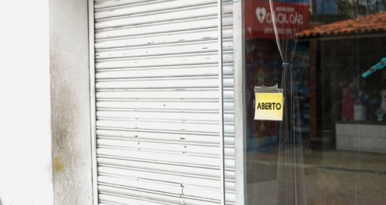 Todas as lojas de Porto de Galinhas estiveram fechadas nesta quinta-feira. Alguns estabelecimentos tinham cartazes em alusão ao caso de Heloysa