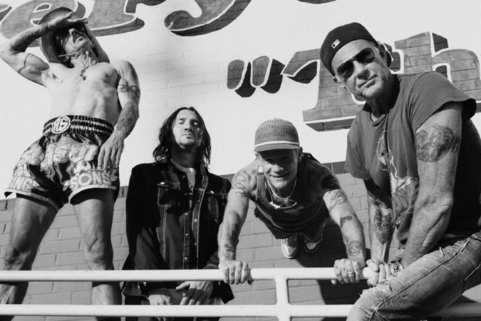 O guitarrista (de jaqueta) passou dez anos longe da banda com a qual gravou álbuns lendários, como o Californication/Clara Balzary/Divulgação