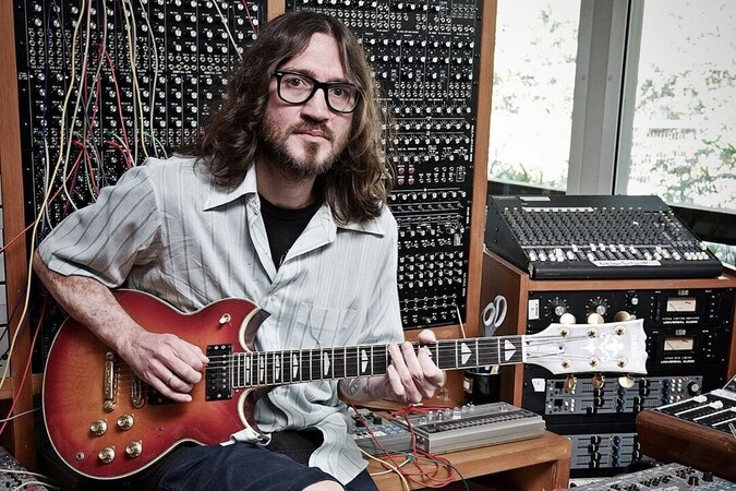 John gravou em 2020 o álbum solo Maya, com pegada eletrônica