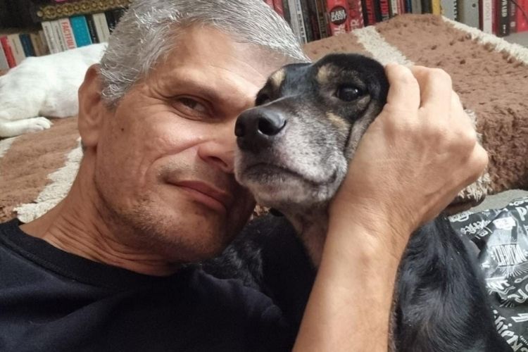 "A história dele me comoveu e eu o adotei. Esse tipo de abandono é frequente", alertou Giovanni/Foto: Arquivo Pessoal "A história dele me comoveu e eu o adotei. Esse tipo de abandono é frequente", alertou Giovanni/Foto: Arquivo Pessoal