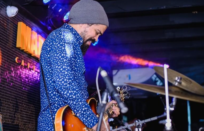 Zi Ferreira, que toca com Alceu Valença, participou do show da Nação Zumbi no lugar de Lúcio Maia no último sábado/Instagram/Reprodução Zi Ferreira, que toca com Alceu Valença, participou do show da Nação Zumbi no lugar de Lúcio Maia no último sábado/Instagram/Reprodução