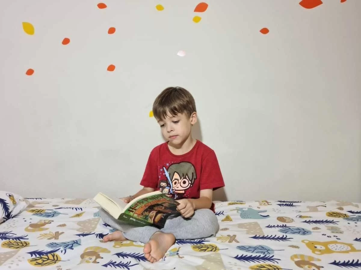 Apesar do Q.I. muito alto, Theo tem gostos de uma criança comum, como paixão por dinossauros e Harry Potter