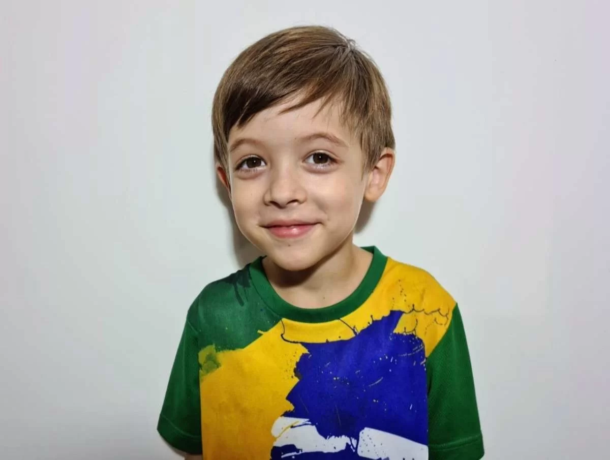 "Ele entende que tem uma inteligência diferenciada, fazendo com que ele entenda e lembre das coisas com mais facilidade", explicam pais do menino Theo