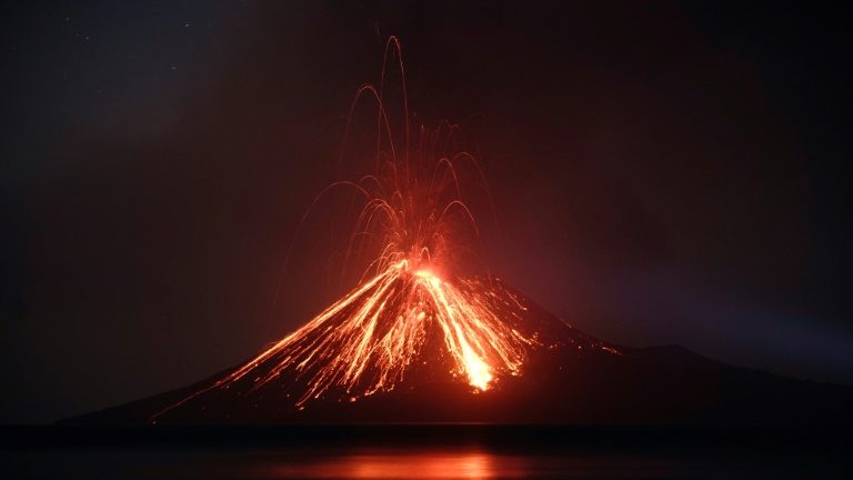 O Anak Krakatoa entrou em erupção pelo menos 21 vezes nas últimas semanas, mas a erupção deste domingo é a maior./AFP/Arquivos O Anak Krakatoa entrou em erupção pelo menos 21 vezes nas últimas semanas, mas a erupção deste domingo é a maior./AFP/Arquivos